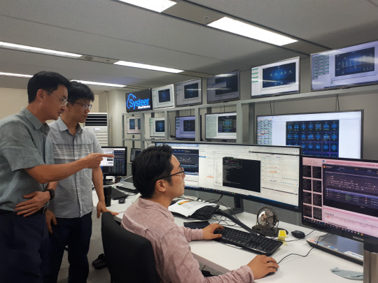 서울 목동 KT타워에 위치한 인프라닉스 보안관제센터 상황실에서 직원들이 시스템 운영상황을 점검하고 있다.   안경애기자